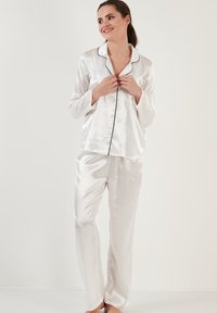 LELA REGULAR FIT - Pizsama szett - ecru
