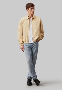 Calvin Klein Jeans LINEAR HARRINGTON - Skraistė  - pale khaki