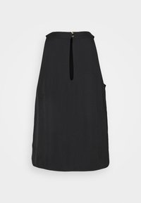 Svart ärmlös klänning med hög halsringning, detalj med nyckelhål i ryggen och avslappnad passform. Tillverkad av slät tyg utan synliga mönster eller accenter.