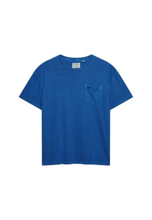 Camiseta azul de manga corta con cuello redondo y un pequeño bolsillo en el pecho del lado izquierdo, que muestra un estilo casual y una textura de tela suave.
