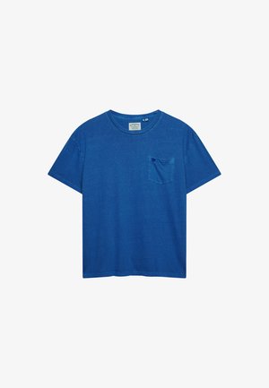 Niebieski T-shirt o krótkim rękawie z okrągłym dekoltem i małą kieszonką na lewym piersi, prezentujący casualowy styl i miękką teksturę materiału.