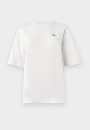 Hvid t-shirt lavet af bomuld, med korte ærmer og rund hals. Et lille grønt logo er placeret på venstre brystområde.