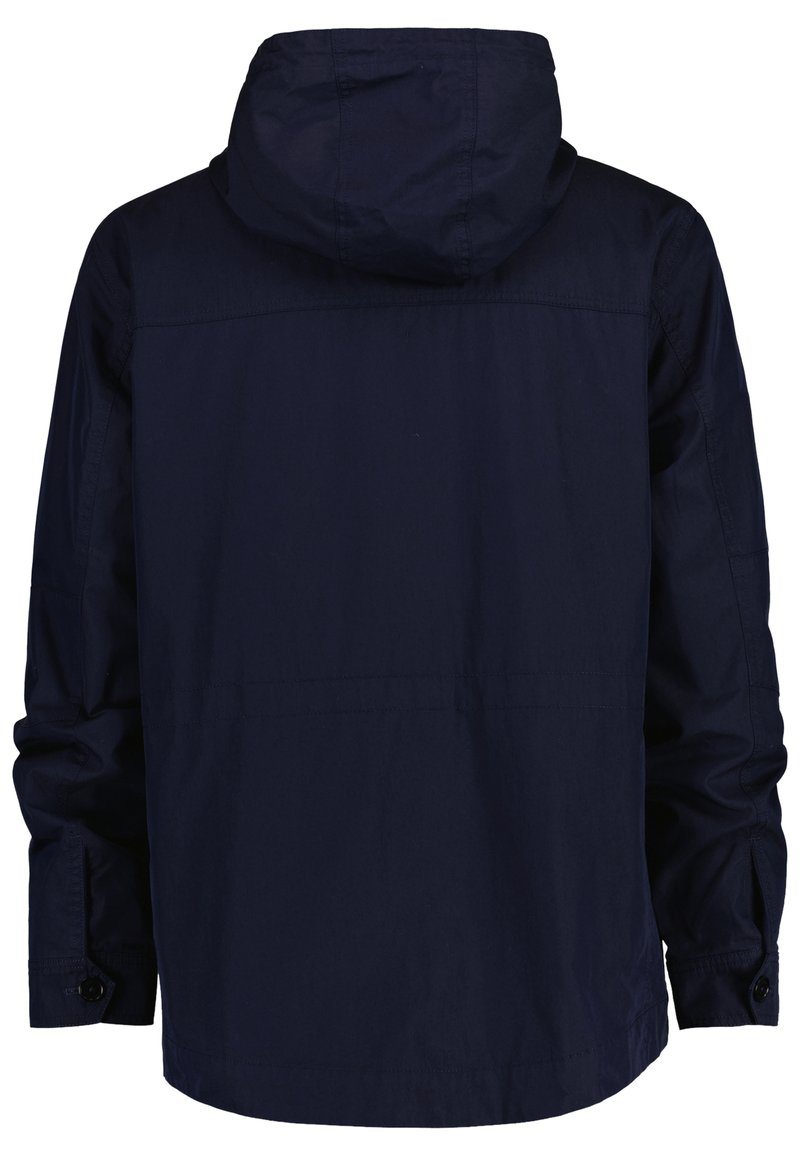Granatowa nylonowa kurtka z kapturem, długimi rękawami i zapięciem na guziki. Charakteryzuje się prostym wzornictwem i gładką fakturą bez widocznych wzorów.