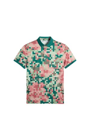 Polo manches courtes avec col vert et motif camouflage pixellisé en rose, vert, beige et lignes noires.