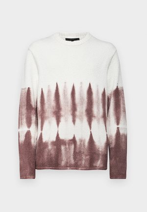 Fleece genser med rund hals som har et tie-dye mønster med hvitt øverst som overgår til en burgunderfarge nederst. Kjempevellaget tekstur.