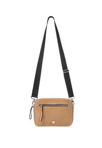 Smeđi suedeCrossbody torba s crnim podesivim remenom, koja ima prednju zipers kopču i mali pločasti detalj na dnu.