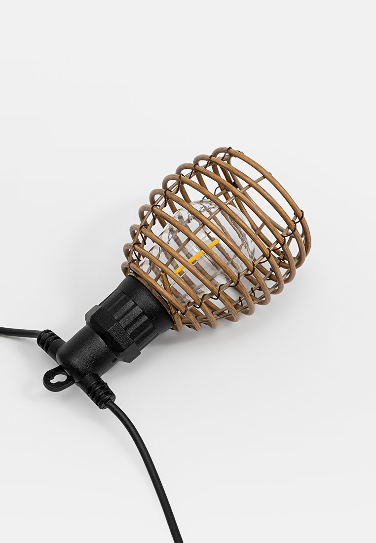 Wisząca oprawa oświetleniowa z plecioną, brązową metalową klatką, przezroczystą żarówką, czarną podstawą i długim czarnym przewodem. Kompaktowy i nowoczesny design.