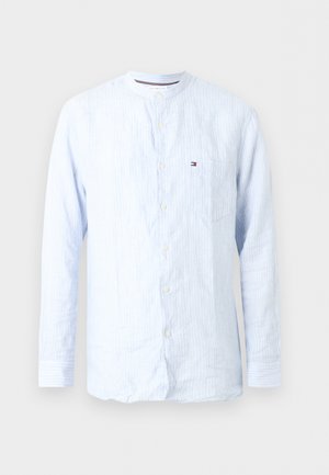 Jasnoniebieska koszula z długim rękawem, zapinana na guziki, z pionowymi białymi paskami, kołnierzykiem mandaryńskim, kieszenią na piersi oraz małym logo Tommy Hilfiger na kieszeni.