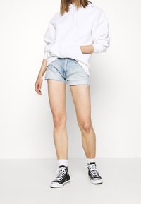 Monki Felpa con cappuccio - white