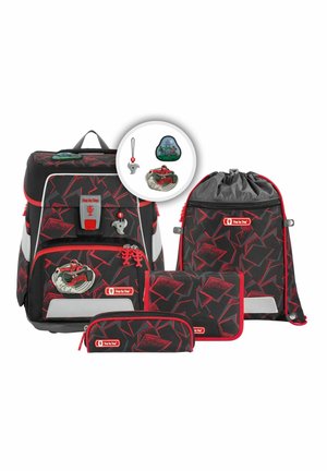 Set di zaini con un grande zaino nero con accenti rossi e motivi geometrici, borsa a cordoncino, astuccio e portachiavi decorativi.