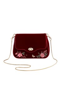 Rød fløjl skuldertaske med guldlås og kæderem, dekoreret med broderede lyserøde blomster, blade, sommerfugl og bi.