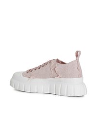 Zapatilla de color rosa claro con parte superior texturizada, suela blanca gruesa y acentos deshilachados. Presenta ojales redondos y una lengüeta en el talón para facilitar su uso.