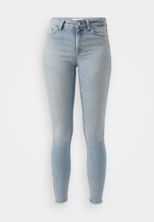 Helleblaue Skinny-Jeans aus Denim. Hohe Taille, Fünf-Taschen-Stil, mit ausgefranstem Saum an den Knöcheln. Glatte Textur.