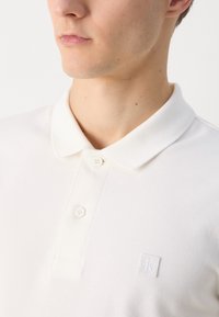 Calvin Klein Jeans BADGE SLIM - Pikeepaita - ivory