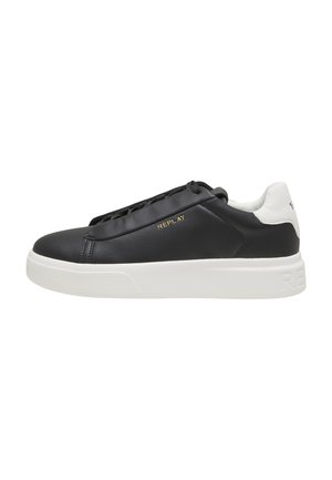 Sneakers basses noires avec semelle et talon blancs, logo doré "REPLAY" sur le côté, lacets noirs et semelle texturée.