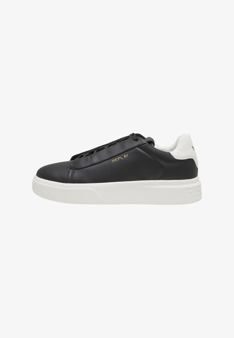 Sneakers basses noires avec semelle et talon blancs, logo doré "REPLAY" sur le côté, lacets noirs et semelle texturée.