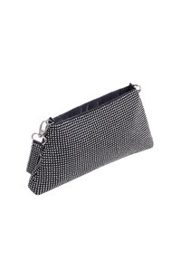 Sort-hvid mønstret clutch taske med en struktureret overflade, sølvfarvet hardware og lynlås, der har en trekantet form og sidelåse.