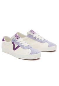 Sneaker basse in tela bianca con accenti in suede viola. Presentano un logo laterale testurizzato, lacci piatti e una spessa suola in gomma bianca.