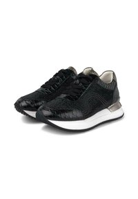 Sneaker nere con un motivo rettile testurizzato, decorazioni in strass e lacci neri. Presentano una suola intermedia bianca e un dettaglio metallico sul tallone.