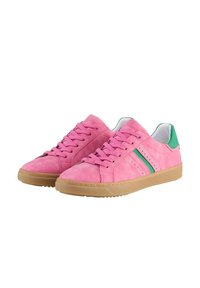 Rosa mockaskinnssneakers med gröna detaljer, platta skosnören och sula av gummi. Sidostråk och perforeringar pryder ovandelens design.