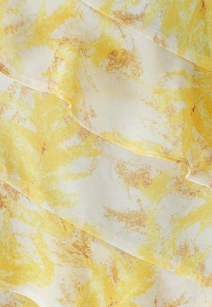 Tkanina rumene in bele barve z vzorcem in mehko teksturo. Značilni so marmorirani vzorci in rahla svetlost, z vidnimi slojenimi oblikovnimi elementi.