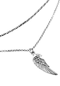 Collana d'argento con pendente a forma di ala, caratterizzata da dettagli in piuma texturizzati e un marchio "925" impresso. La catena è delicata e attorcigliata.
