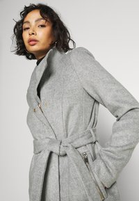 Vero Moda Petite VMTWODOPE BELT JACKET - Casaco leve - light grey melange