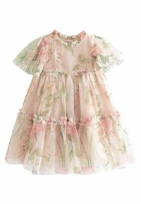 Robe florale en tissu transparent rose clair, ornée de feuilles vertes et de fleurs roses. Manches volantes et niveaux avec des accents froncés.