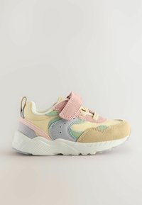 Sneakers med en bleg gul læderoverdel, lyserøde suede detaljer og lyseblå syninger. Har en Velcro-rem og en struktureret hvid sål.