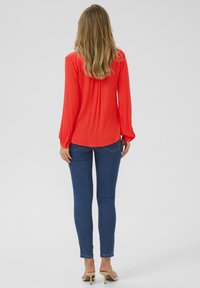 Kaffe AMBER - Blus - grenadine