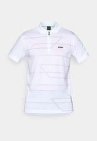 Hvit polo skjorte med glidelås krage, med lysegrå geometriske mønstre og en svart "BOSS" logo på venstre bryst. Korte ermer.
