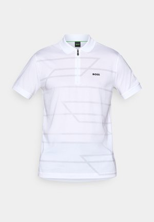 Hvid polo skjorte med lynlås krave, prydet med lysegrå geometriske mønstre og et sort "BOSS" logo på venstre bryst. Korte ærmer.