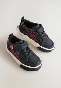 Zwarte sneakers met een rood spinnenwebdesign en een spinnenafbeelding. Voorzien van een verstelbare strap en een gestructureerde rubberen zool. Gladde bovenmateriaal.