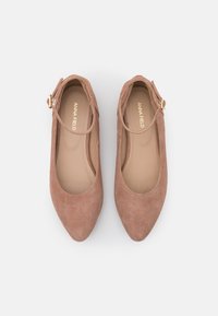 Rosa mocka ballerinaskor med spetsig tå, ankelsnöre och detaljer i guldspänne. Mjuk inredning med varumärkets logo präglad.