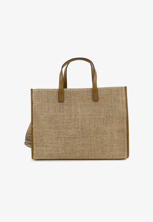 Tan jute boodschappentas met bruine leren handvatten, rechthoekige vorm, gestructureerd oppervlak en contrasterende stikdetails.