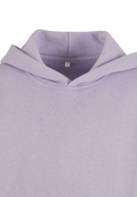 Sudadera con capucha lavanda de textura suave y corte relajado. Presenta un escote amplio y un diseño simple de color sólido.