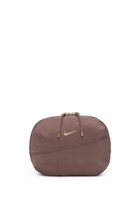 Liten mauve Nike-påse med guld Swoosh-logga, guld dragkedjehandtag och en diagonal söm över framsidan.