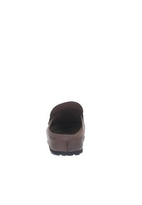 Scarpa slip-on marrone con punta arrotondata, tomaia in pelle liscia, fodera morbida e suola in gomma con tacche per aderenza.