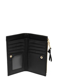 Portafoglio in pelle nera, chiusura con zip, numerosi scomparti per carte, tasca trasparente per documenti, accessori in metallo color oro, texture liscia, design minimalista.