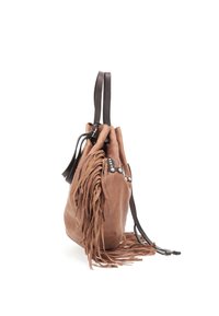 Bruine leren emmer tas met franjes, zwarte accenten en studded hardware. Voorzien van een trekkoordsluiting en twee schouderriemen.