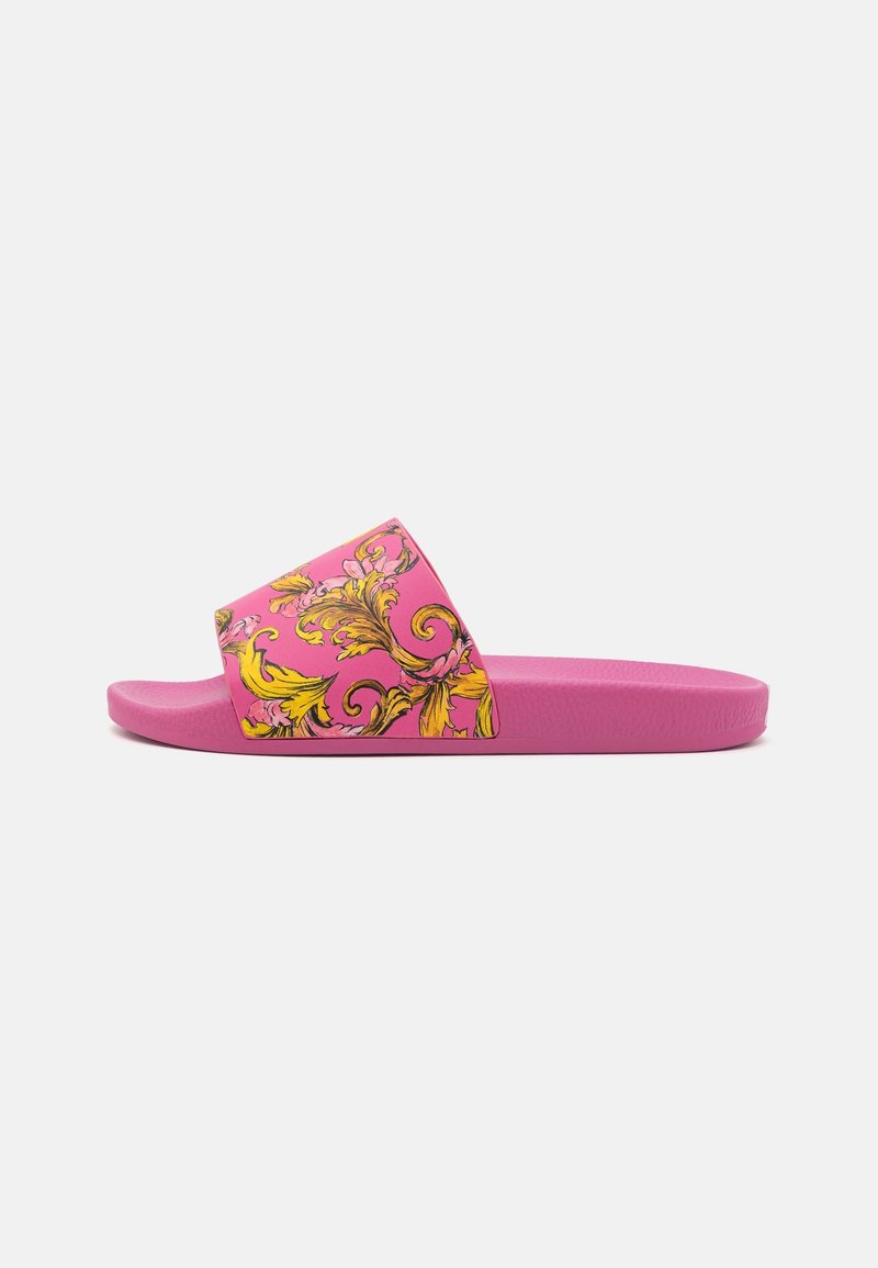 Sandale à glissière rose avec un design floral en jaune et violet sur la sangle, dotée d'une semelle intérieure texturée et d'une semelle extérieure lisse.