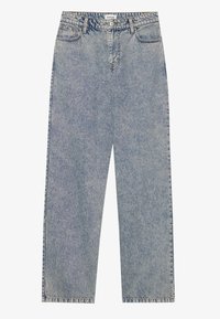 Jeans de mezclilla azul claro con diseño de pierna recta, cintura alta, cierre de un solo botón y costuras en contraste. Sin desgaste ni patrones.