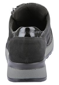 Schwarzer Wildlederschuh mit glänzendem Lacklederakzent an der Ferse, grauer Sohle und strukturierten Stoffdetails. Verfügt über einen Reißverschluss auf der Rückseite.