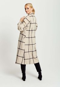 Liquorish LONGLINE CHECK  - Classic coat - off white