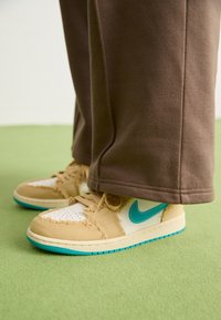 Jordan AIR JORDAN 1 SE  - Sneakers laag - sesame/dusty cactus/glacier blue/sail/coconut milk