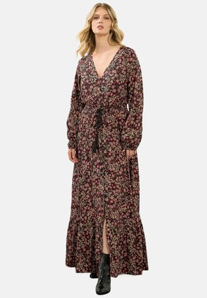 Czarna sukienka maxi w kwiaty w odcieniach różu i kremu, z długimi rękawami, głębokim dekoltem w kształcie litery V, wcięciem w talii i warstwową spódnicą z bocznym rozcięciem.