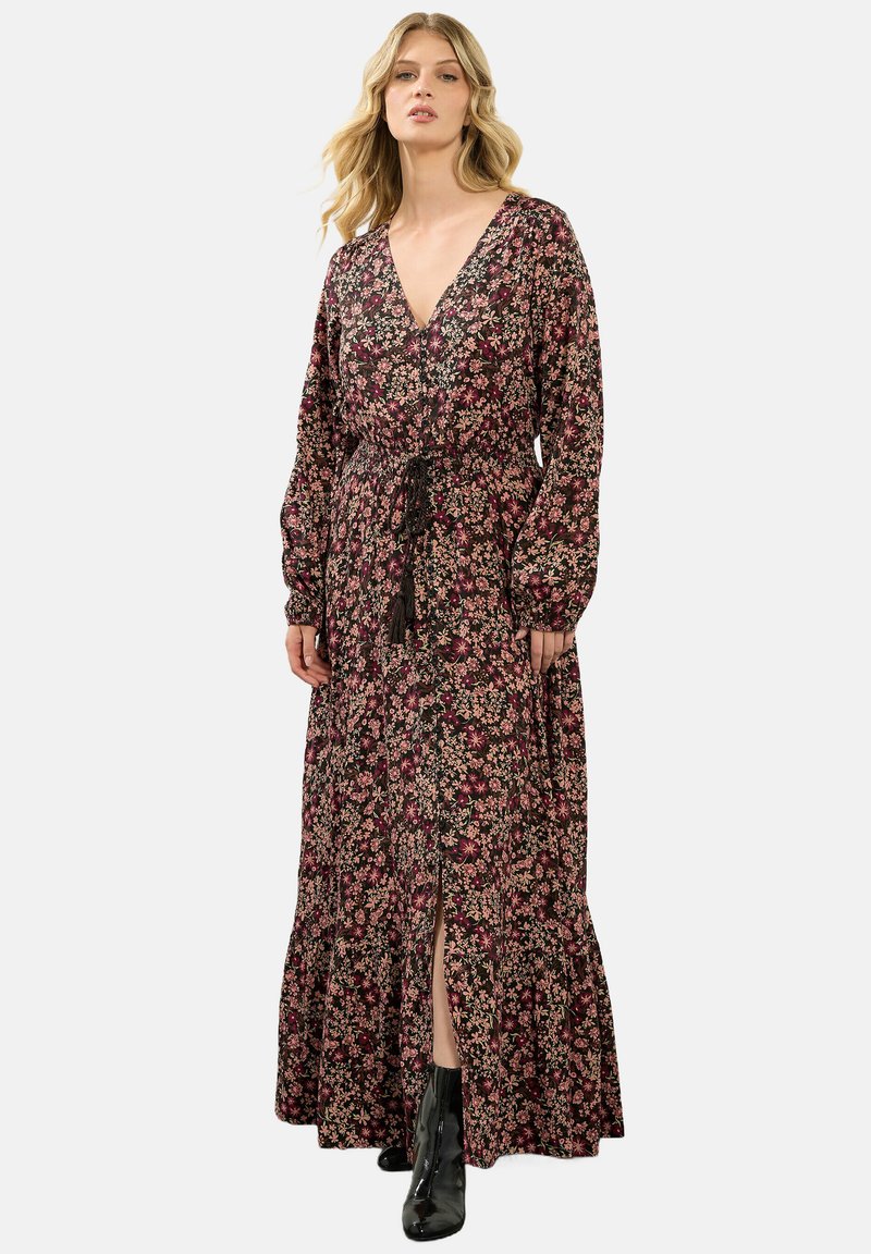 Czarna sukienka maxi w kwiaty w odcieniach różu i kremu, z długimi rękawami, głębokim dekoltem w kształcie litery V, wcięciem w talii i warstwową spódnicą z bocznym rozcięciem.