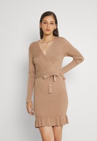 Vestito avvolgente in maglia di colore marrone chiaro, con maniche lunghe, scollatura a V, vita con cintura e orlo orlato con texture a coste.