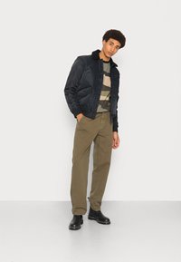 Carhartt WIP CHASE - T-shirt básica - camo mend/gold