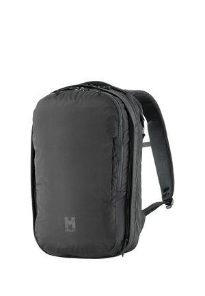 Sac à dos rectangulaire noir avec bretelles rembourrées, plusieurs compartiments zippés et un petit logo Millet à l'avant.